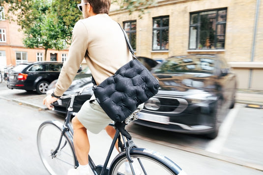 Introducing the ATEPA Cloud AirBag – The 0.6lbs Inflatable Messenger Bag You Didn’t Know You Needed!